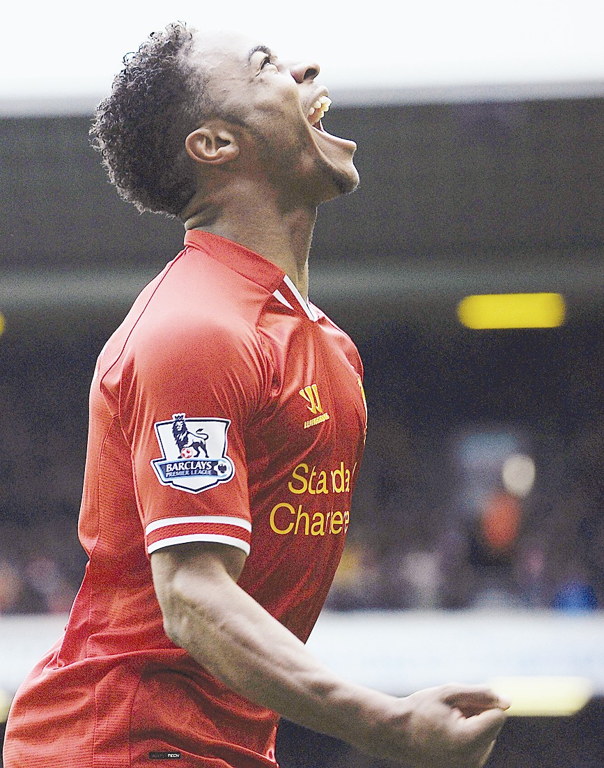 سترلينغ لاعب ليفربول محتفلاً بهدفه في مرمى ارسنال (ا ف ب)