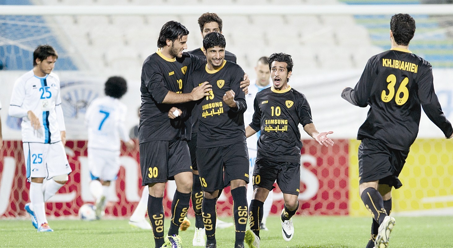 مساعد ندا وعمر السومة يحتفلان بسجيل الهدف الأول (الأزرق دوت كوم)