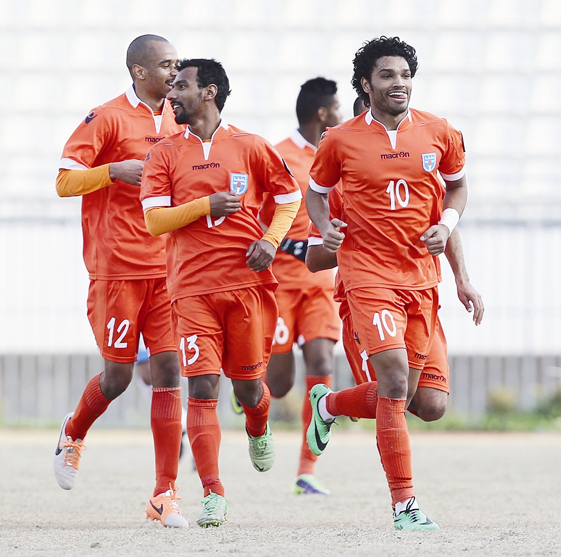 u0644u0627u0639u0628u0648 u0643u0627u0638u0645u0629 u064au062du062au0641u0644u0648u0646 u0645u0639 u064au0648u0633u0641 u0646u0627u0635u0631 u0628u062au0633u062cu064au0644 u0627u0644u0647u062fu0641 (u0627u0644u0623u0632u0631u0642 u062fu0648u062a u0643u0648u0645)