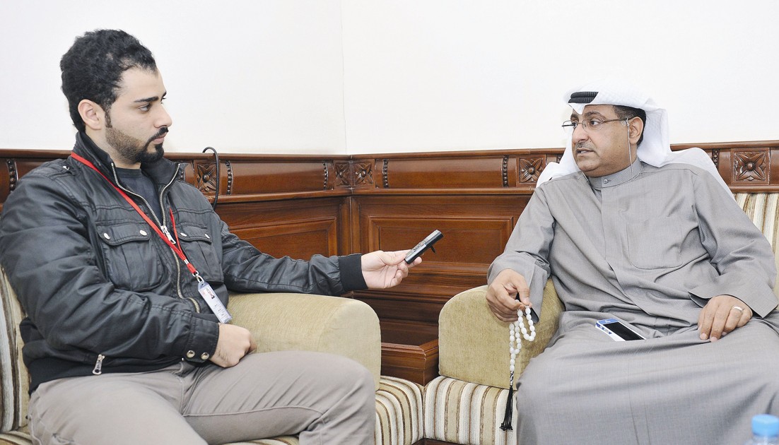 متحدثاً للزميل علاء محمود (تصوير جاسم بارون)