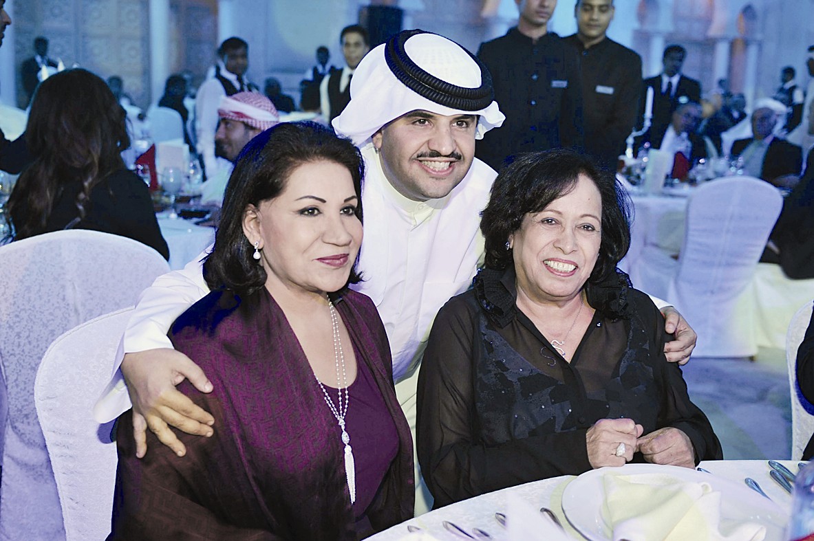 يتوسط حياة الفهد وسعاد عبدالله