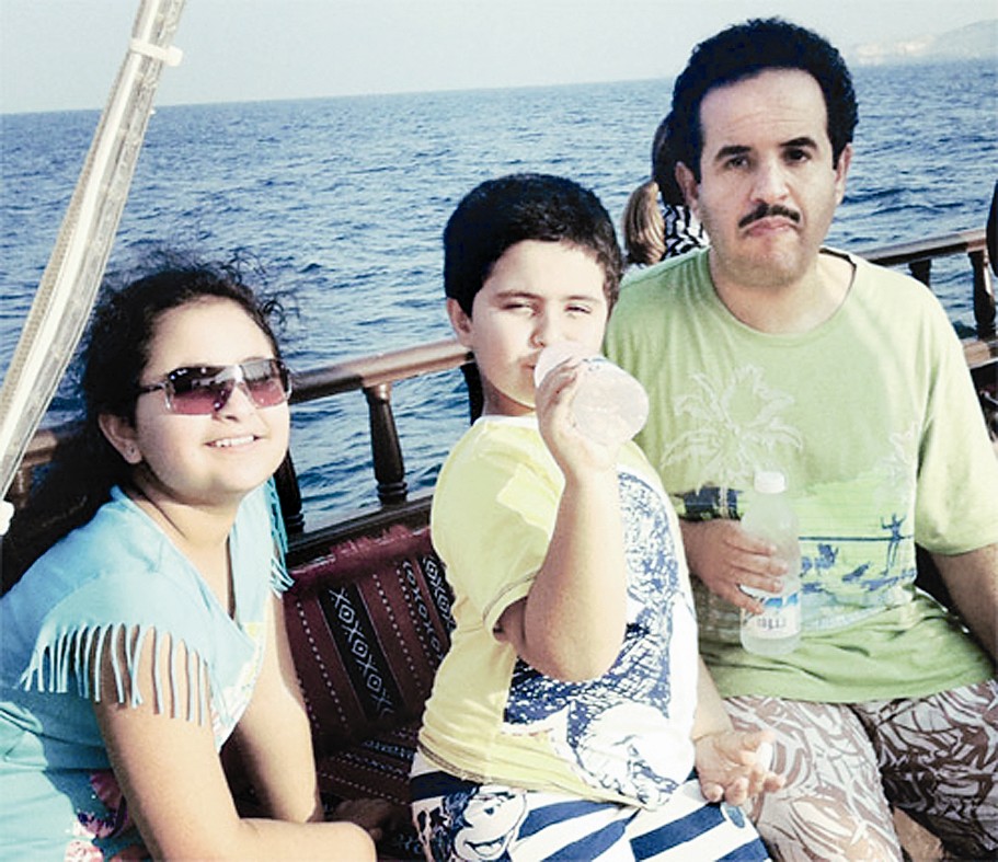 خلال إحدى الرحلات مع ابنه وابنته