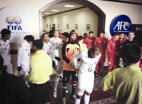 لاعبو الكويت يدخلون أرض الملعب
