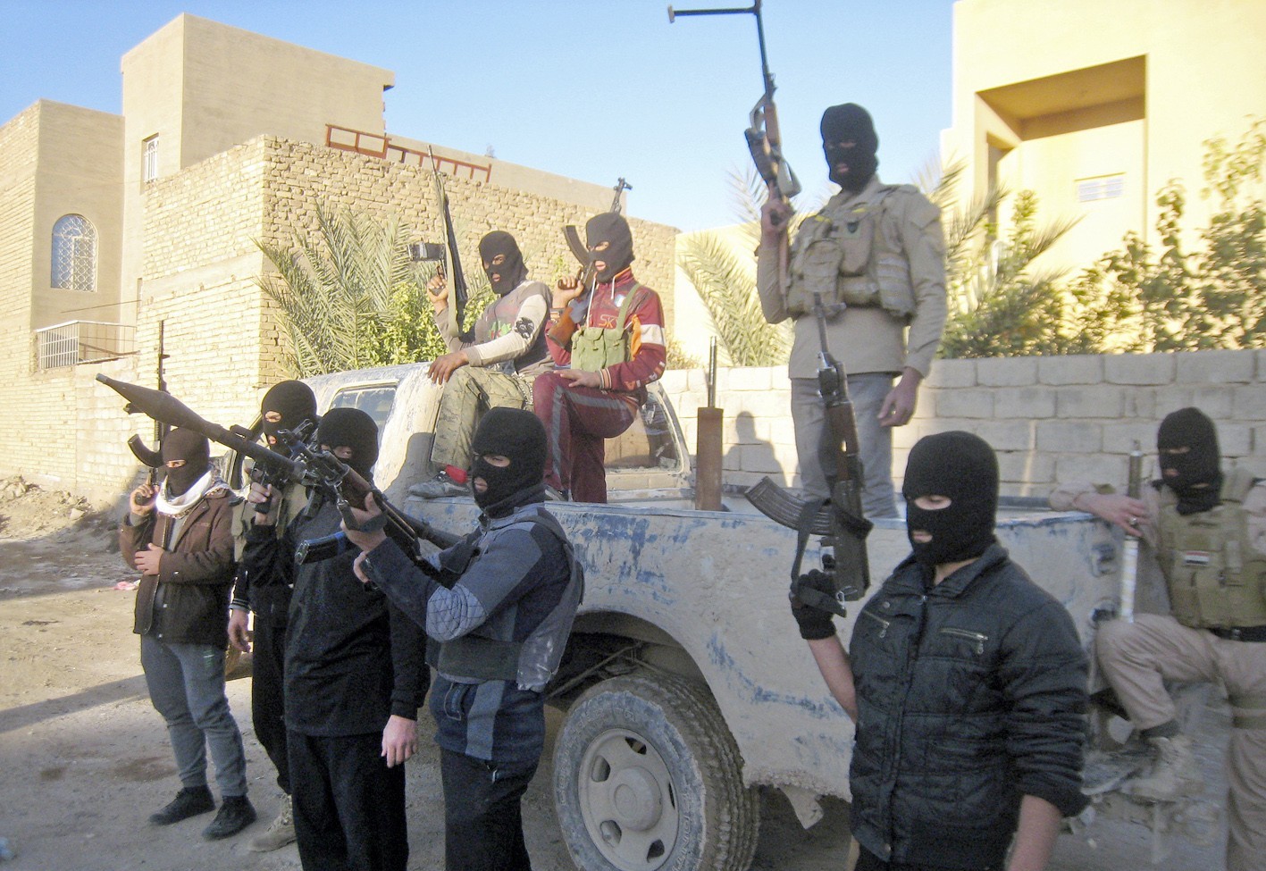 u0645u0633u0644u062du0648u0646 u0645u0642u0646u0639u0648u0646 u0645u0646u0627u0647u0636u0648u0646 u0644u0644u062du0643u0648u0645u0629 u0641u064a u0627u0644u0641u0644u0648u062cu0629 (u0623 u0628)