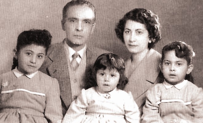 في صورة مع عائلتها