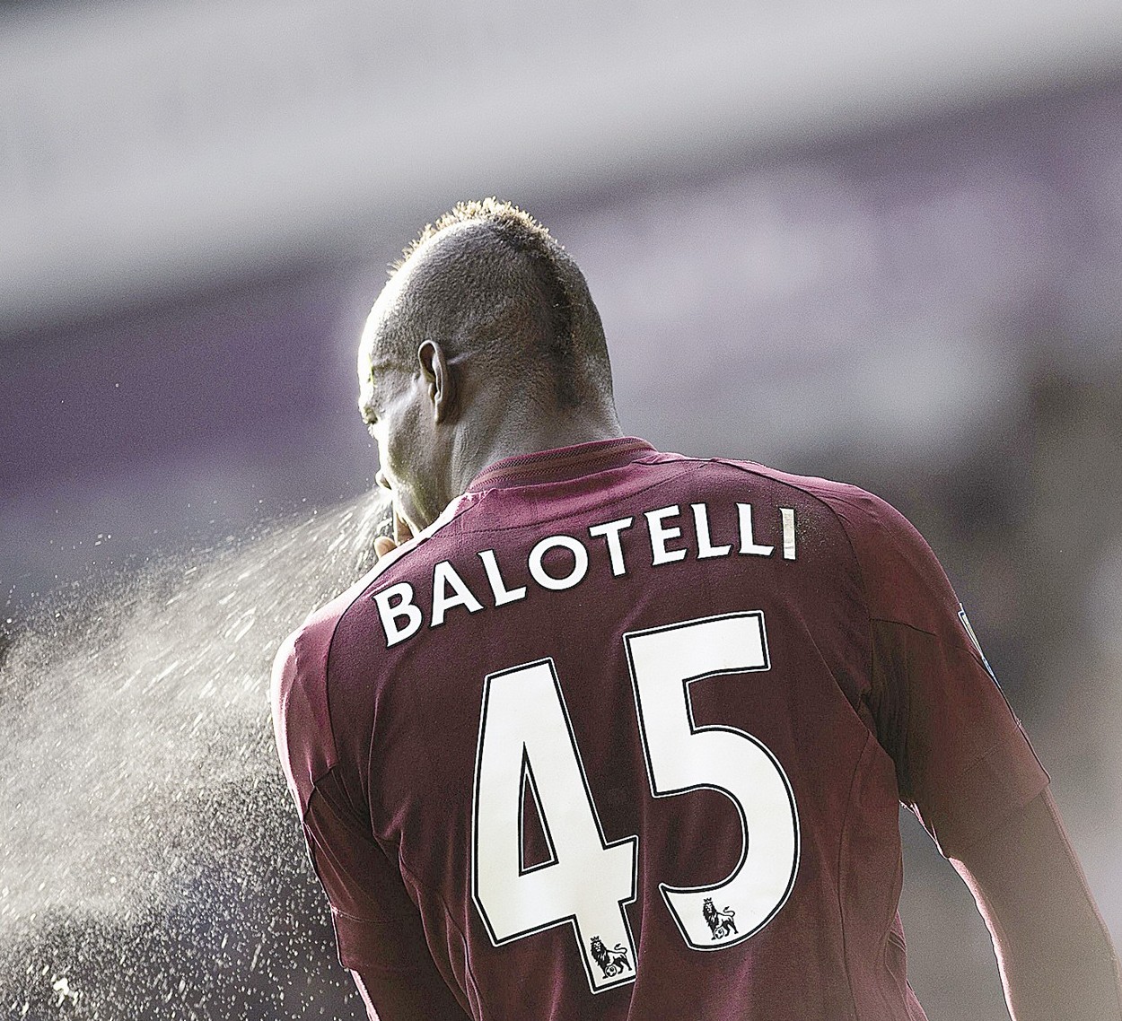 ماريو بالوتيللي نجم فريق ميلان الايطالي ... الغائب الاكبر عن المباراة أمام يوفنتوس (رويترز)