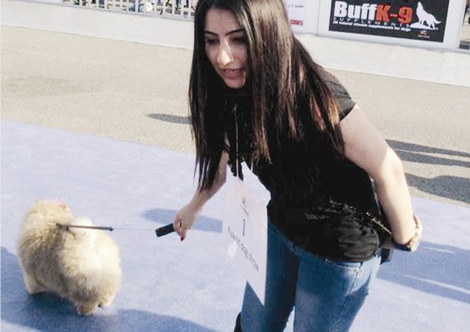 متسابقة تستعرض جمال كلبها