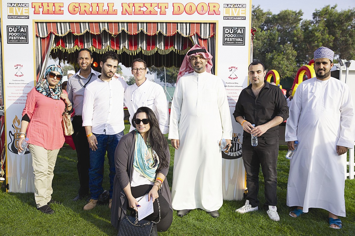 كبير الطهاة جيفري يتوسط الزملاء الصحافيين