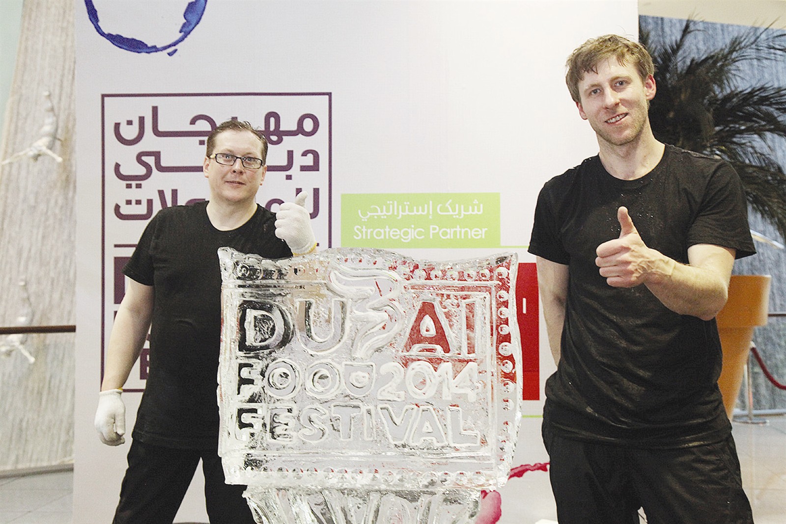 مشارك ينحت شعار المهرجان على الثلج