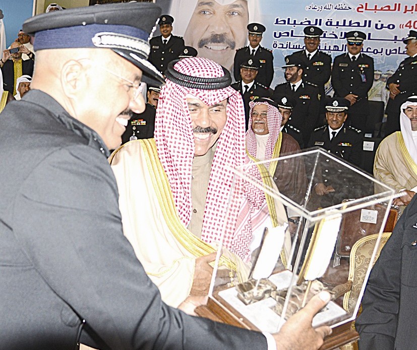 سموه يتلقى درعاً من الفريق الشيخ أحمد النواف ( تصوير زكريا عطية )