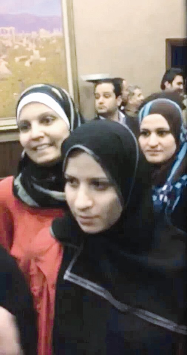 مفرج عنهن سوريات لدى خروجهن من احد السجون