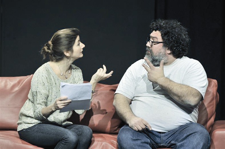 مع هاغوب ديرغوغاسيان في مشهد من مسرحية «جواز سفر رقم 10452»