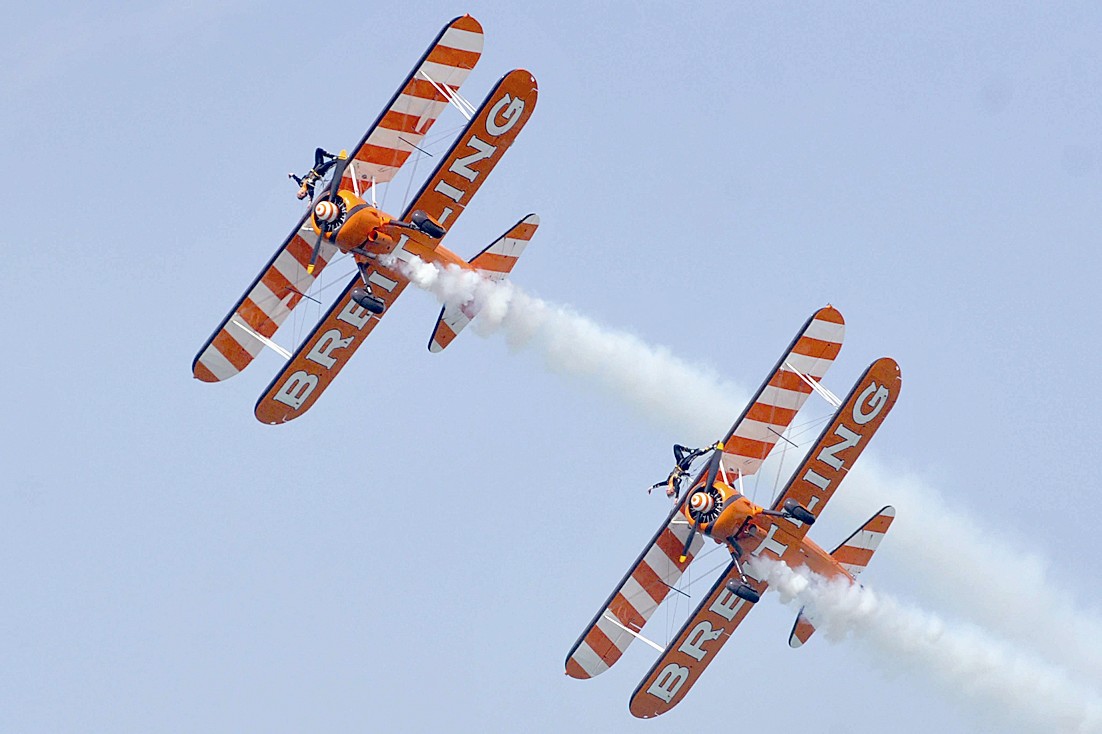 «Breitling Jet Team» محلقاً في سماء الكويت (تصوير نور هنداوي)