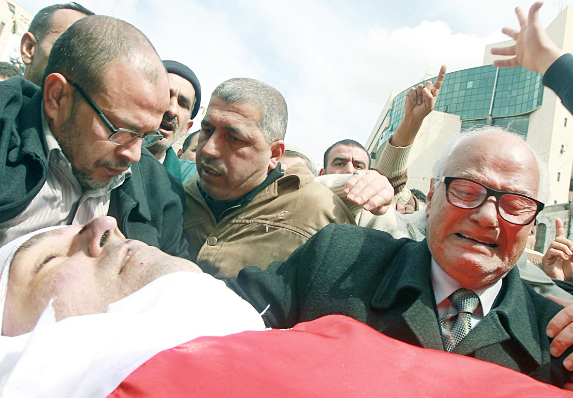 u0648u0627u0644u062f u0631u0627u0646u0648 u0632u0639u064au062au0631 u064au0628u0643u064a u0641u0648u0642 u062cu062bu0645u0627u0646 u0627u0628u0646u0647 u062eu0644u0627u0644 u062au0634u064au064au0639u0647 u0641u064a u0646u0627u0628u0644u0633 u0623u0645u0633 (u0627 u0641 u0628)