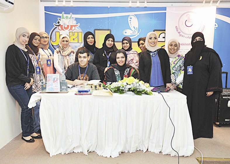 u0641u062au064au0627u062a u00abu0628u0632u0629u00bb u0641u064a u0644u0642u0637u0629 u062cu0645u0627u0639u064au0629 u0645u0639 u0623u0645 u0648u0627u0628u0646u0647u0627 (u062au0635u0648u064au0631 u0633u0639u062f u0647u0646u062fu0627u0648u064a)