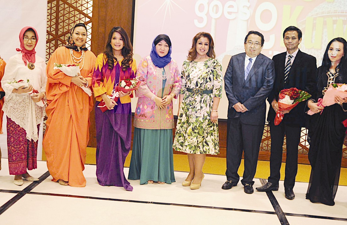 السفير الإندونيسي فيري أدمهار وهنوف بدر المحمد يتوسطان بعض الحضور