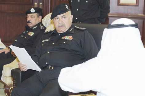 ... ويستمع إلى شكوى صاحب معاملة