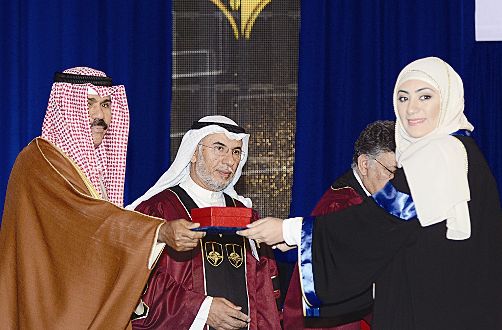 نائب الأمير مكرماً خريجة