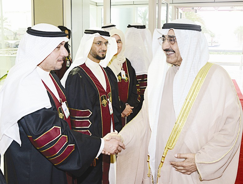 الخرافي مصافحاً مستقبليه