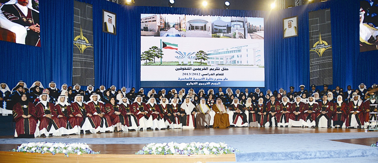 نائب الأمير والمليفي والأثري يتوسطون الخريجين والخريجات