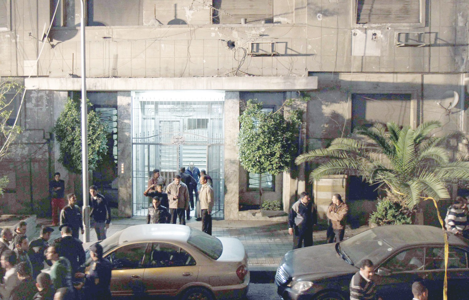 u0631u062cu0627u0644 u0623u0645u0646 u064au0639u0627u064au0646u0648u0646 u0645u0648u0642u0639 u0627u0644u0627u0646u0641u062cu0627u0631 u0641u064a u0627u0644u0642u0627u0647u0631u0629 (u0631u0648u064au062au0631u0632)