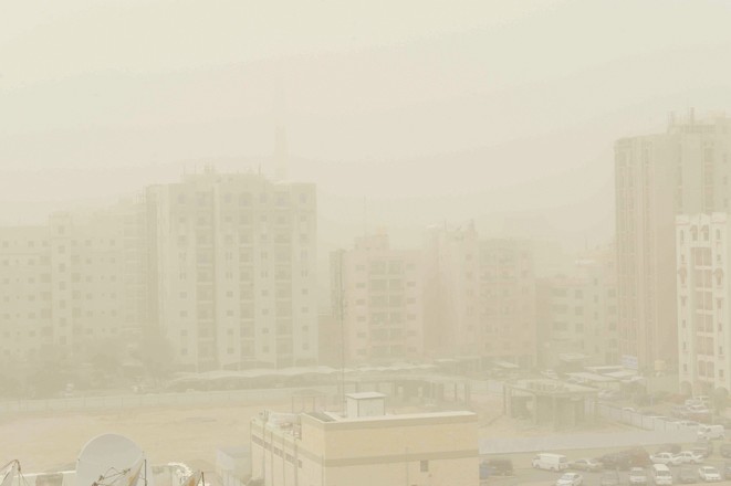 الغبار غطى الأجواء وحجب الرؤية (تصوير زكريا عطية)