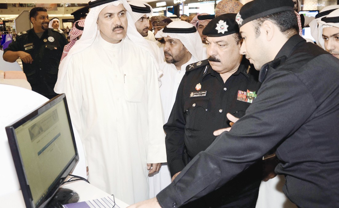 ... ومطلعا على البرامج الإلكترونية