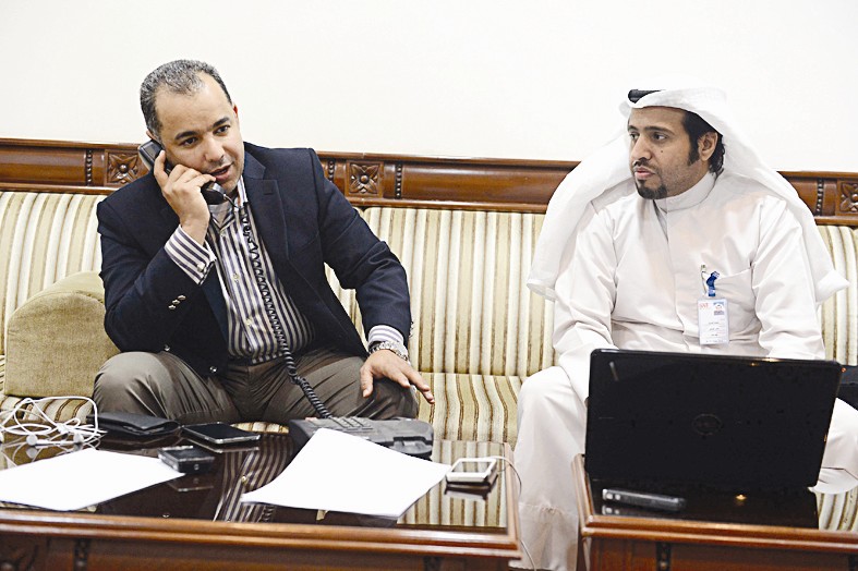 العبيد يرد على أسئلة القراء والزميل سلمان الغضوري يسجلها