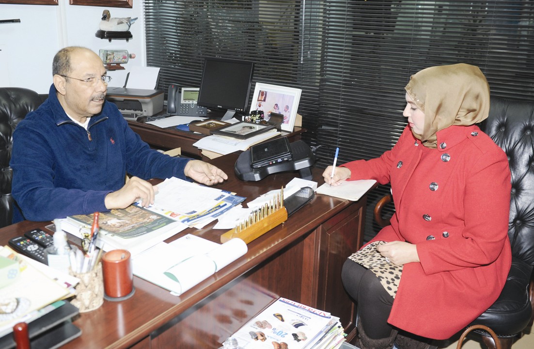 أحمد السليم يتحدث للزميلة أمل عاطف (تصوير زكريا عطية)