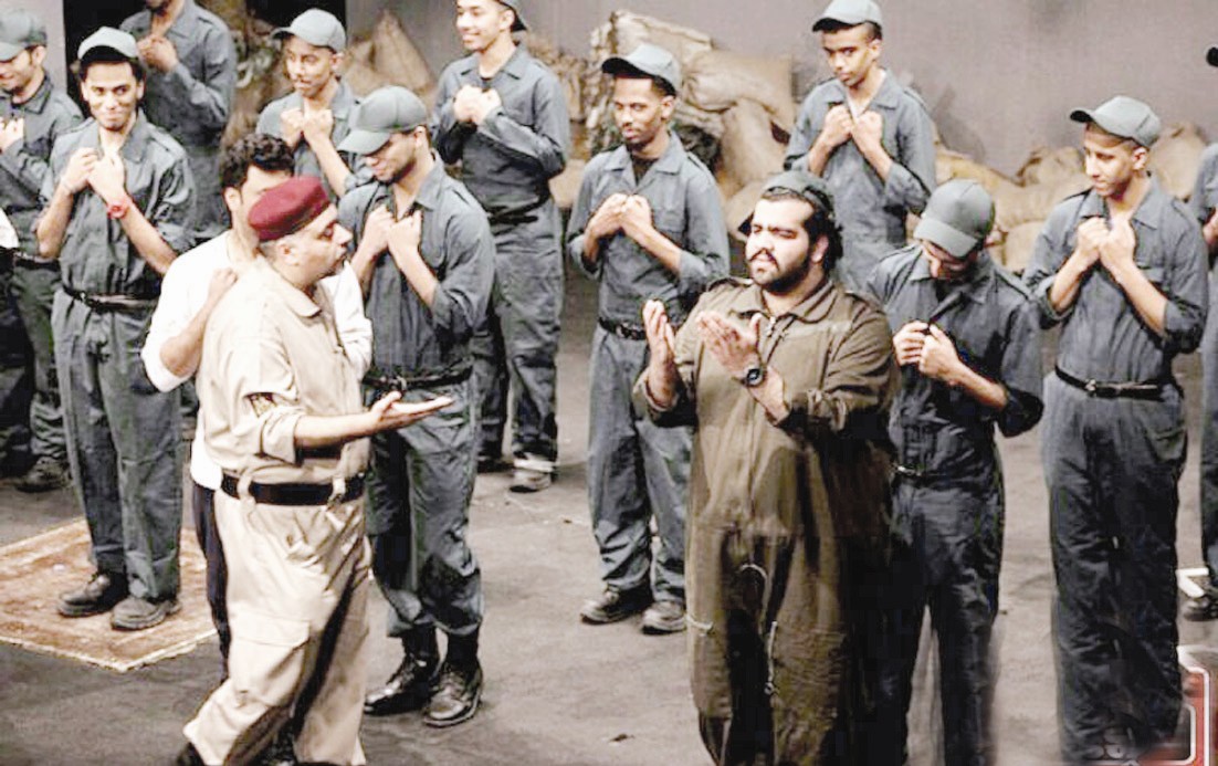 في مشهد من مسرحية «عودة التجنيد»
