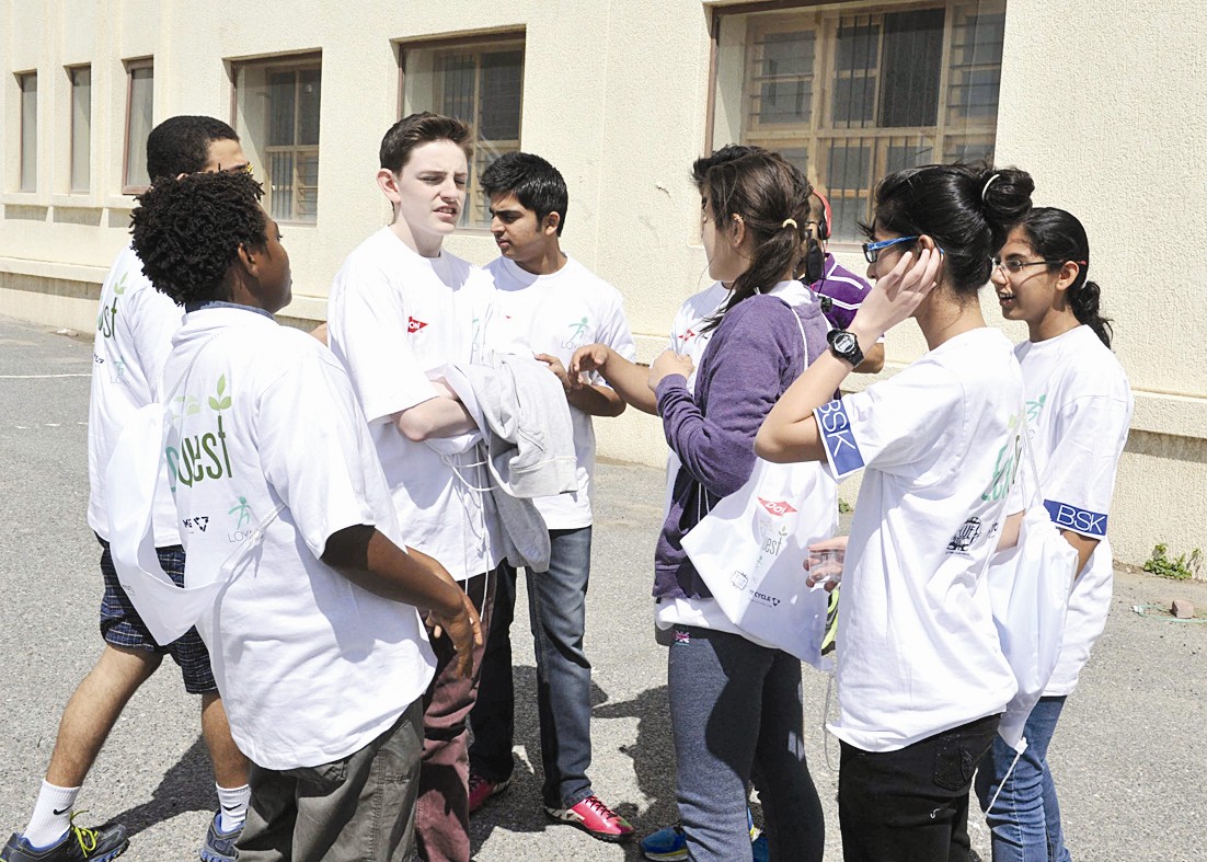 طلاب وطالبات في حديث جانبي