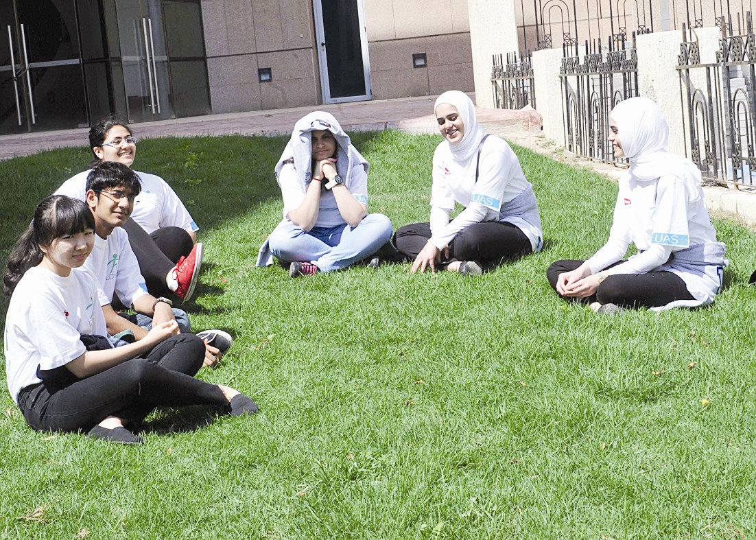 جلسة على الأرض