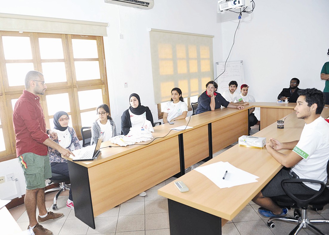 يستمعون باهتمام لشرح مسؤول لوياك