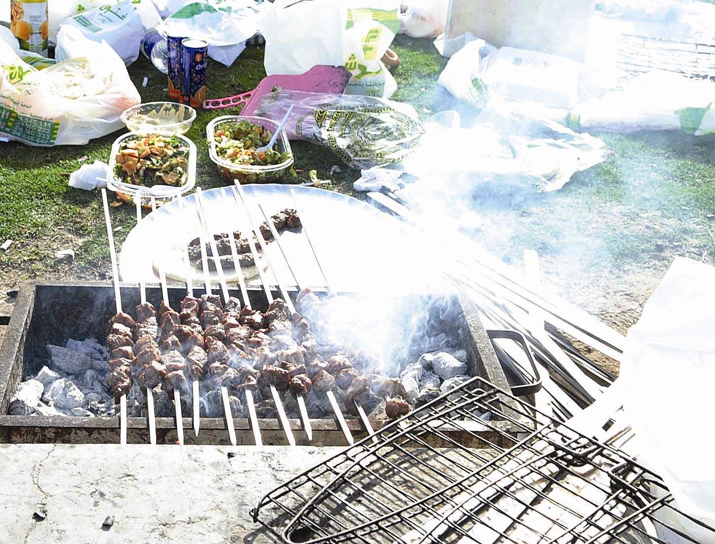 الشواء على شاطئ العاصمة كلف غالياً يوم الجمعة الفائت (تصوير كرم ذياب)