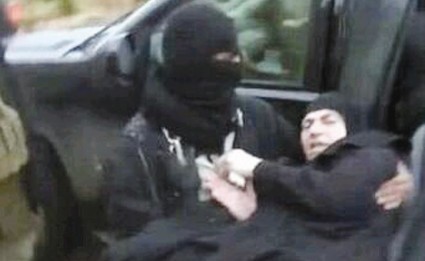 ... وحاملاً إحدى راهبات معلولا أثناء عملية التبادل