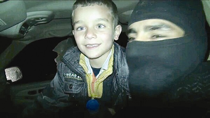 مع الطفل أسامة احد المفرج عنهم في صفقة «الراهبات»