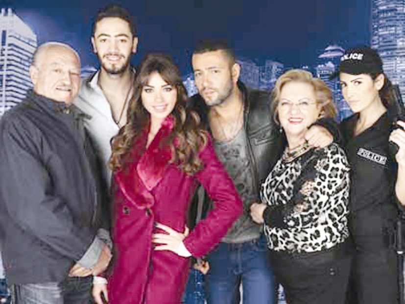 ... ومع فريق عمل «حبيب ميرا»