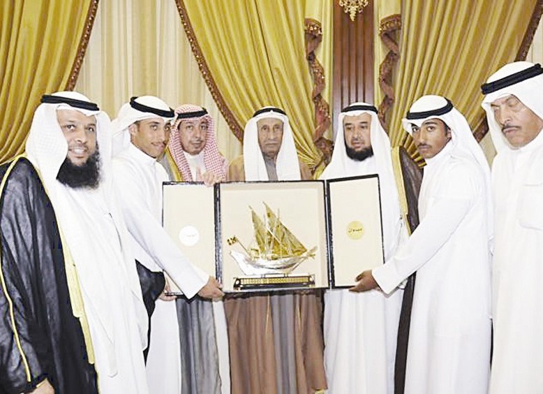 الشيخ آل عريعر يتسلم هدية تذكارية