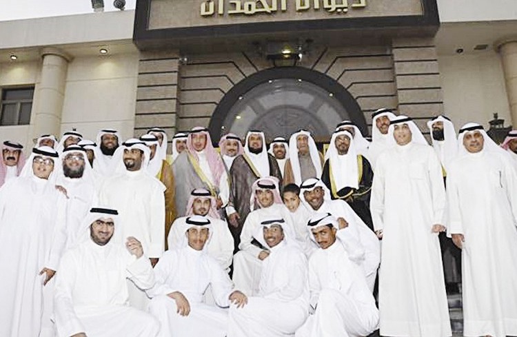 أسرة الحمدان يتوسطهم الشيخ ال عريعر أمام ديوان الحمدان