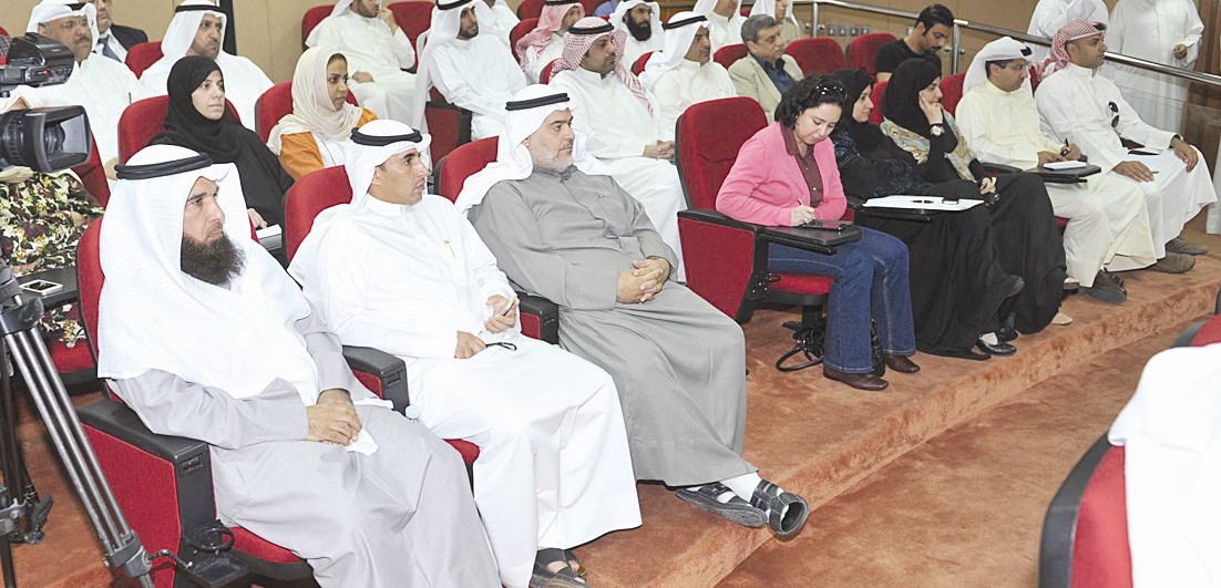 عدد من مسؤولي الجهات الحكومية في مقدم الحضور (تصوير سعد هنداوي)