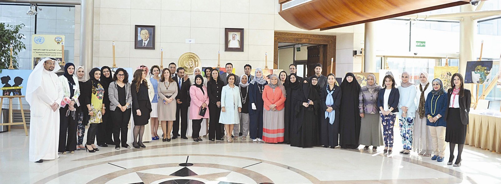 أعضاء فريق الأمم المتحدة مع عدد من الناشطين (تصوير نور هنداوي)