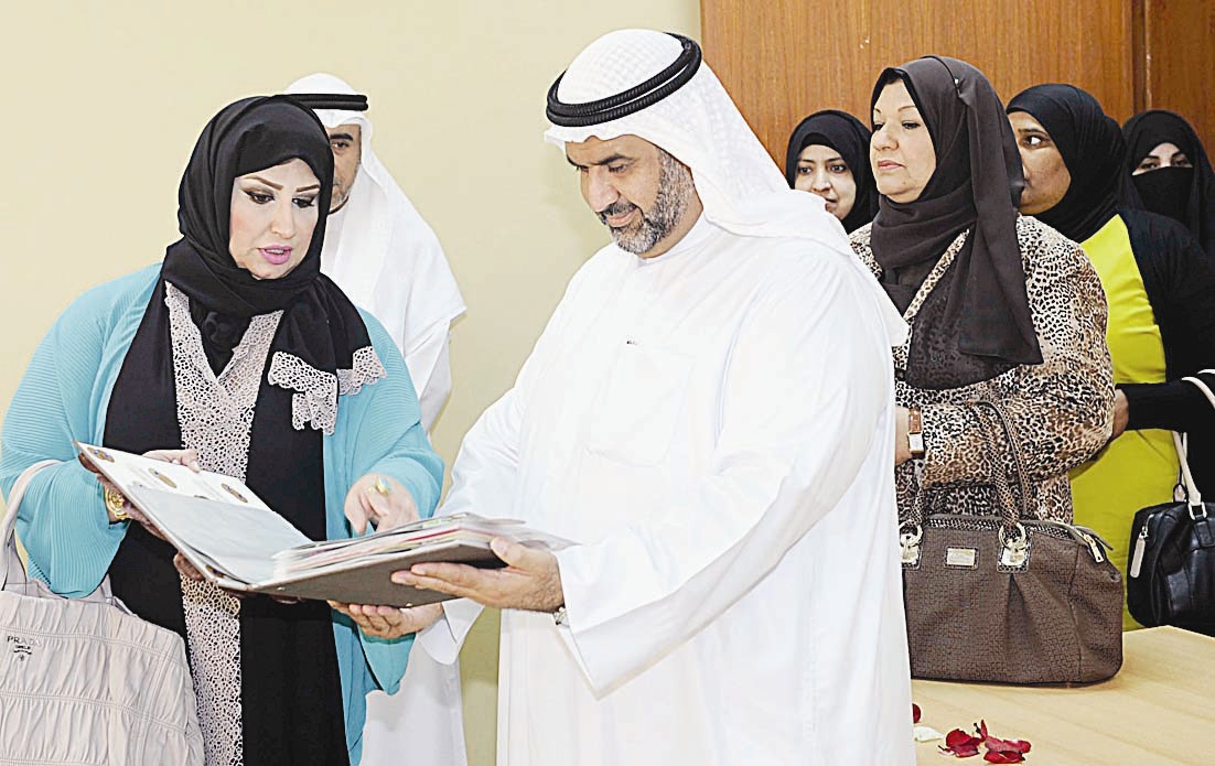 وليد العومي يتفقد سجل تحضير إحدى المعلمات (تصوير نايف العقلة)