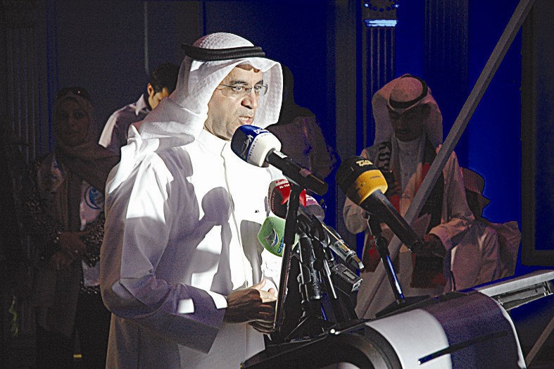 المليفي متحدثاً في افتتاح الملتقى