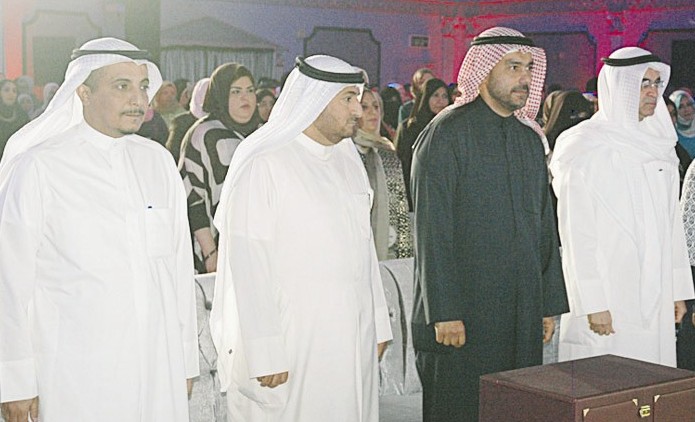 الحضور وقوفاً للنشيد الوطني