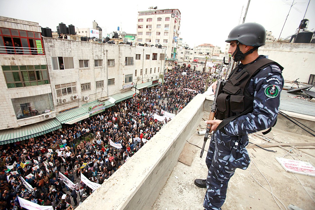 u0631u062cu0644 u0623u0645u0646 u0641u0644u0633u0637u064au0646u064a u064au0631u0627u0642u0628 u0645u0633u064au0631u0629 u0641u064a u0631u0627u0645 u0627u0644u0644u0647 u0623u0645u0633 (u0627 u0641 u0628)