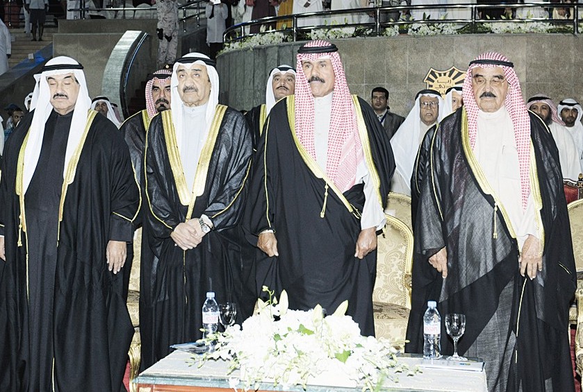 سمو ولي العهد متوسطاً الخرافي وناصر المحمد وفيصل سعود الصباح