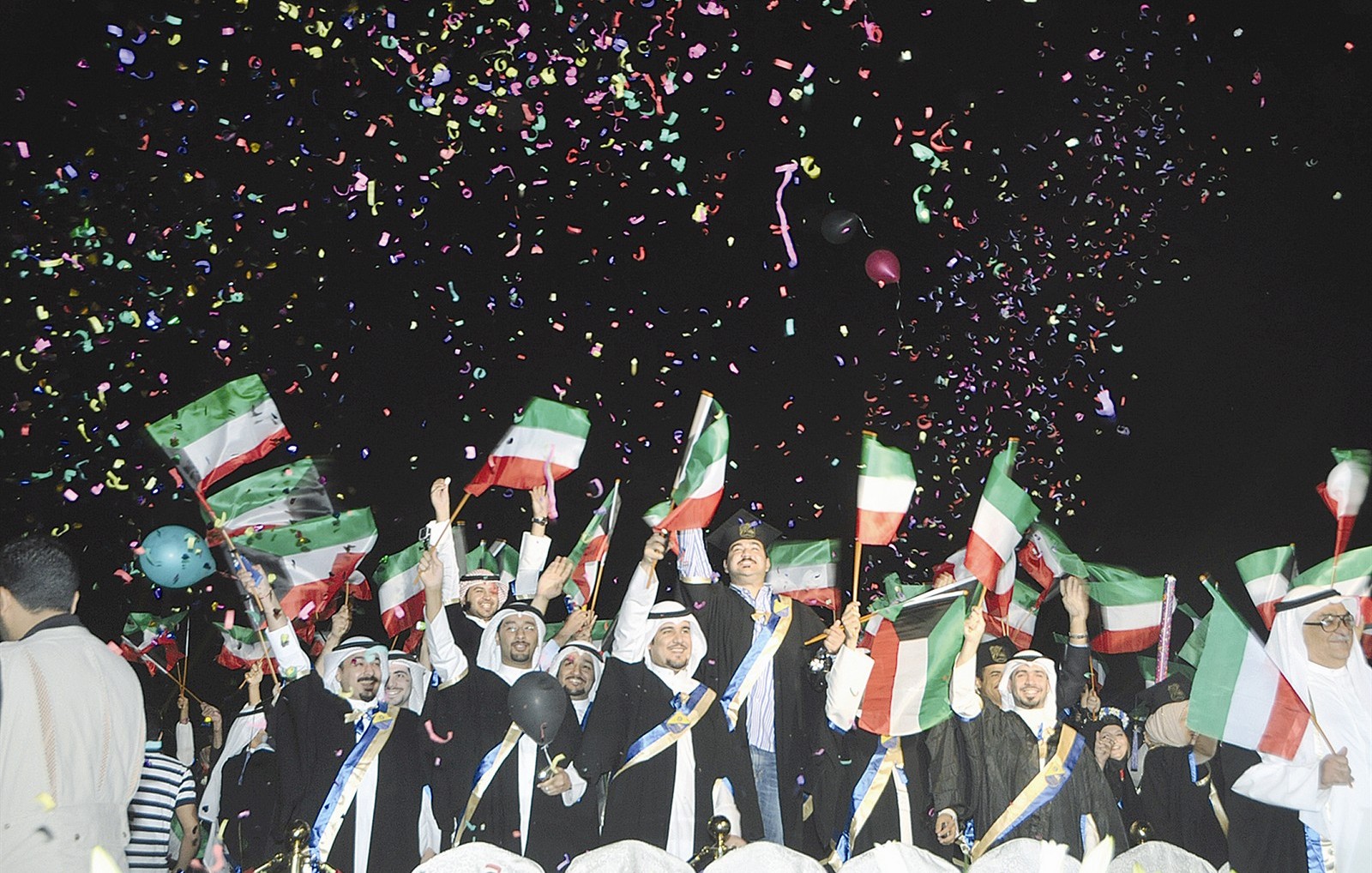 الخريجون يرفعون اعلام الكويت احتفالاً بفرحة التخرج