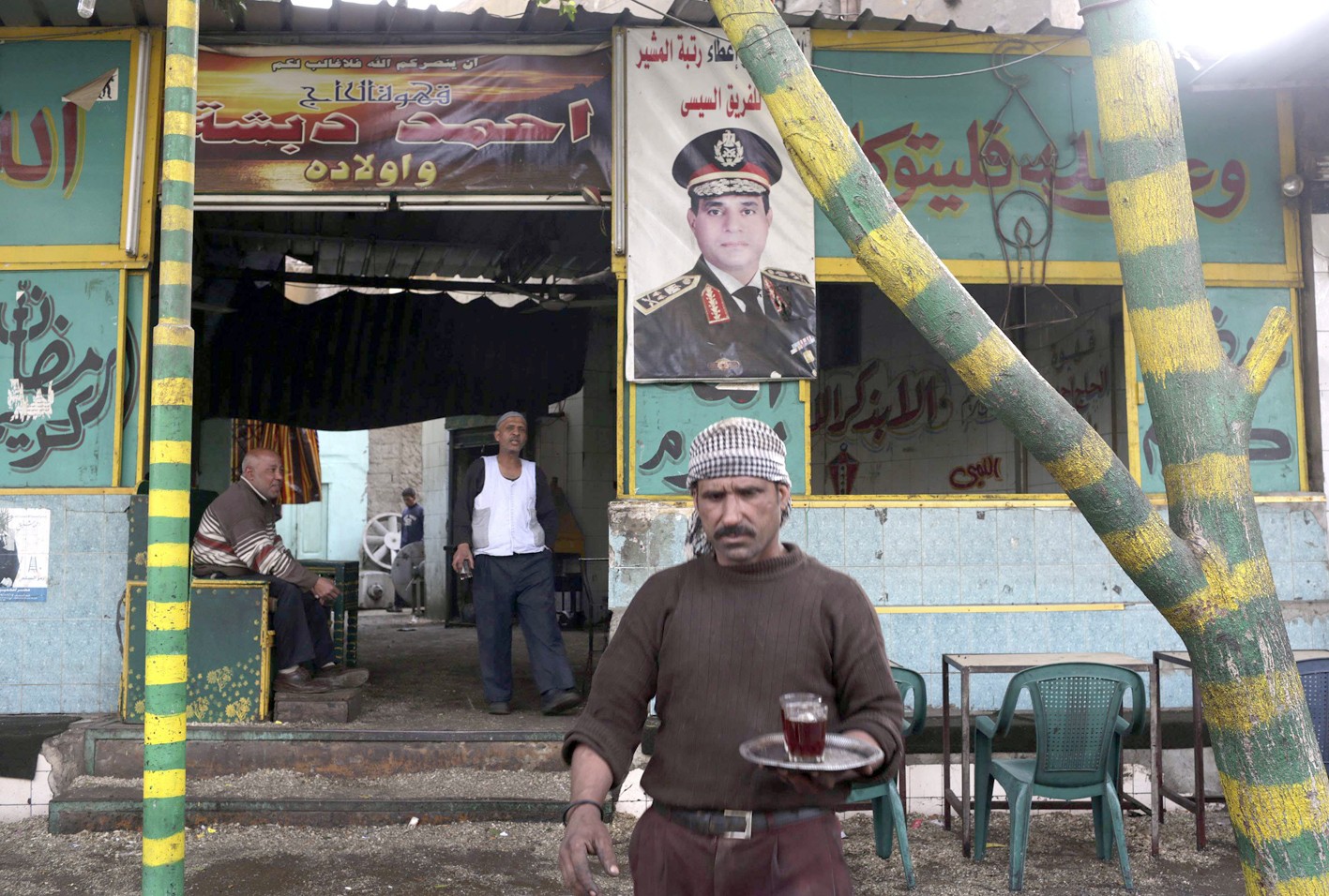 u0639u0627u0645u0644 u0642u0647u0648u0629 u064au0642u062fu0651u0645 u0627u0644u0634u0627u064a u062au062du062a u0635u0648u0631u0629 u0627u0644u0633u064au0633u064a u0641u064a u0627u0644u0642u0627u0647u0631u0629 (u0631u0648u064au062au0631u0632)