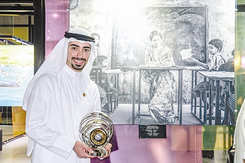 u0627u0644u0632u064au062fu064a u064au0639u0631u0636 u062cu0627u0626u0632u062au0647 u0623u0645u0627u0645 u0635u0648u0631u062au0647 u0627u0644u0641u0627u0626u0632u0629