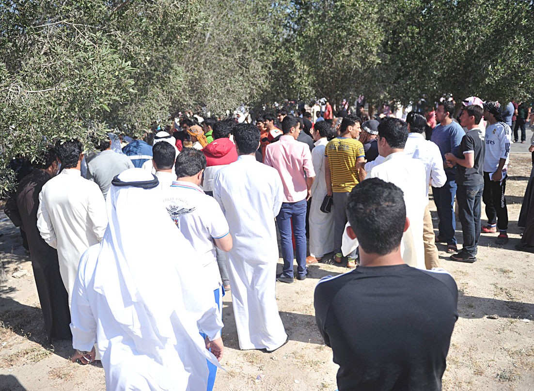 u0645u0626u0627u062a u0627u0644u0633u0648u0631u064au064au0646 u062au062cu0645u0647u0631u0648u0627 u0623u0645u0627u0645 u0633u0641u0627u0631u0629 u0628u0644u062fu0647u0645 u0623u0645u0633 (u062au0635u0648u064au0631 u0646u0648u0631 u0647u0646u062fu0627u0648u064a)